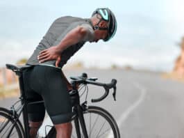 Radsportler mit Rückenschmerzen