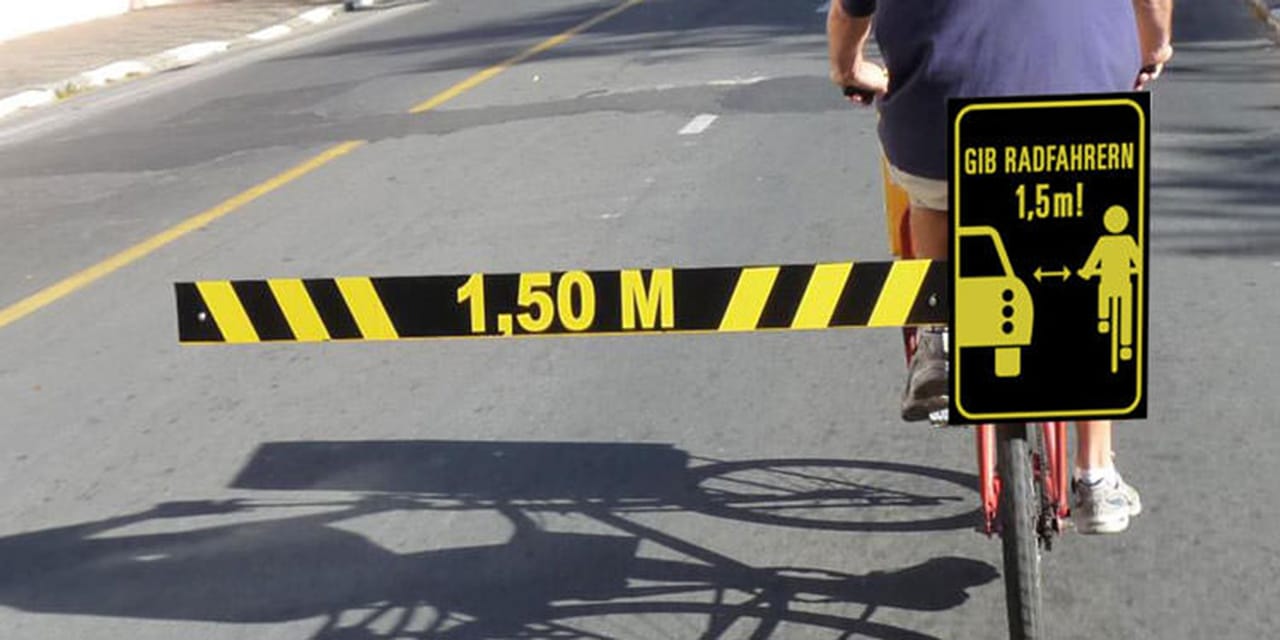 Gib Radfahrern mindestens 1,5 Meter Abstand beim Überholen.